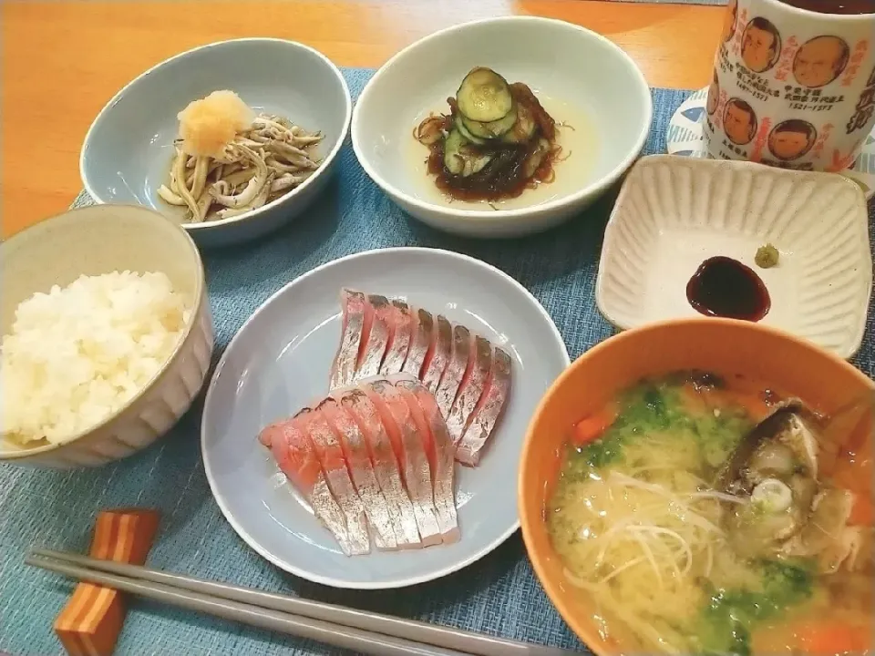 晩ごはん🎶鯵のお造り・かますご・荒いもずく酢・鯵のあらと大根・人参・生青のりのお味噌汁🐟🍚|氷魚(ひお)さん