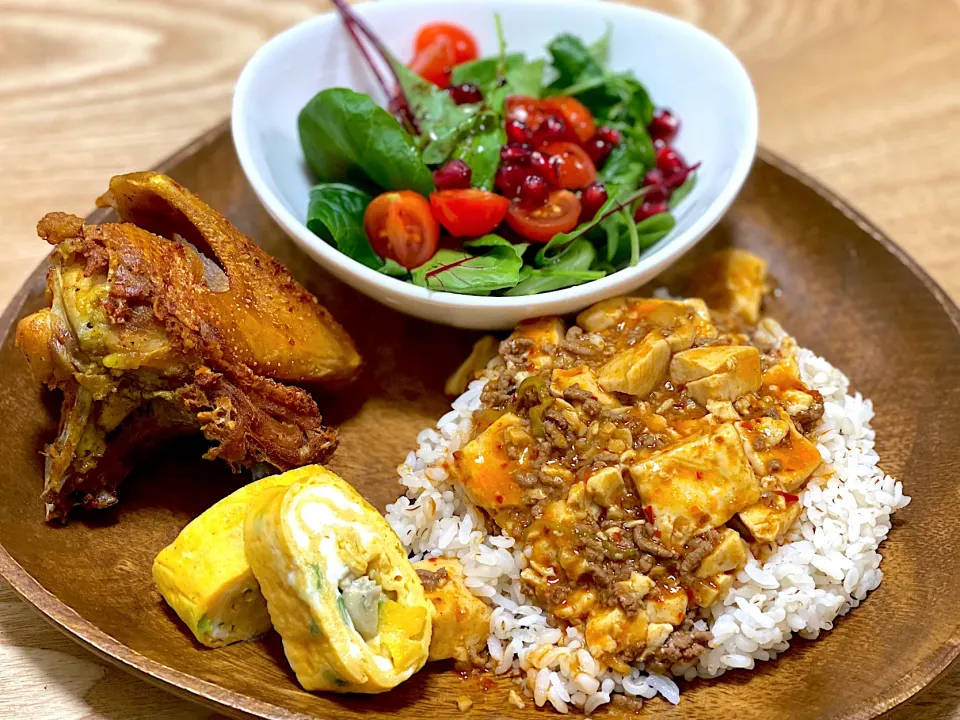 Dinner fried chicken, mabudofu, oyster egg roll & salad|yeni kartikasariさん