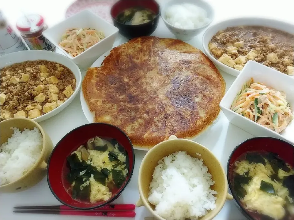 夕食(*^^*)
羽根つき肉餃子🥟
麻婆豆腐
春雨サラダ
中華スープ(卵、ワカメ、しいたけ)|プリン☆さん