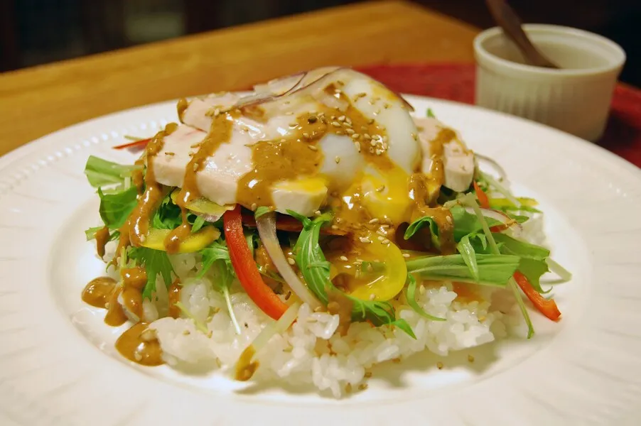 怪味ソースの蒸し鶏丼レシピ！ 温泉卵のせ #AllAbout|All About 料理レシピさん