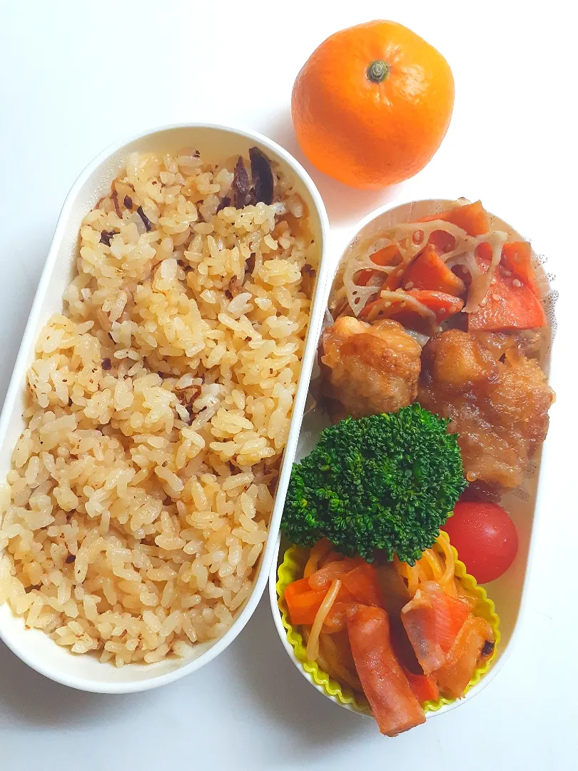 ☆中学生弁当☆炊き込みご飯、蓮金平、唐揚げ、ブロッコリー、ミニトマト、ナポリタン、みかん。|ｼｮｺﾗさん