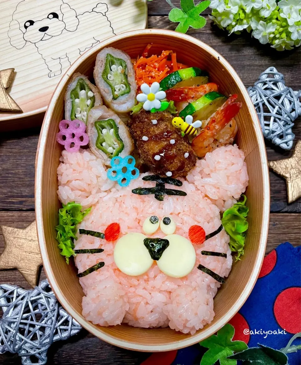 Snapdishの料理写真:ピンクのトラさんおにぎり弁当|Akiyoෆ¨̮⑅さん