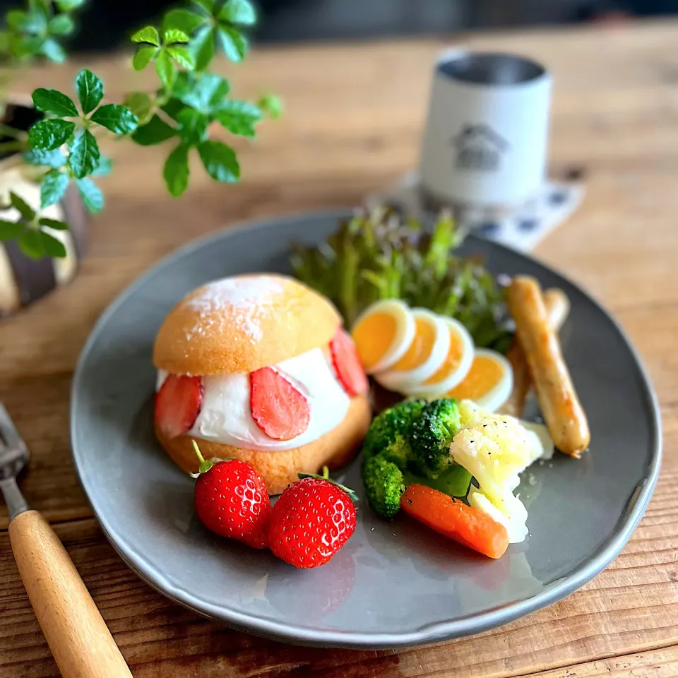 Snapdishの料理写真:マリトッツォで朝ごはん🍓|るかさん