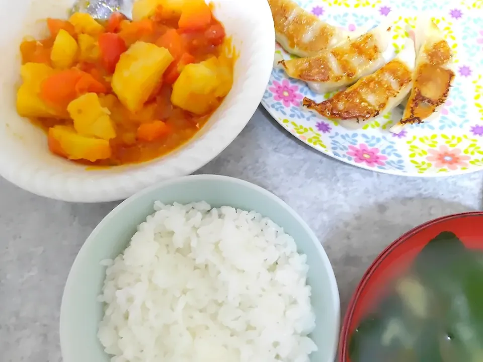 ポテトトマト煮と餃子の晩ごはん☆|yuika☆さん