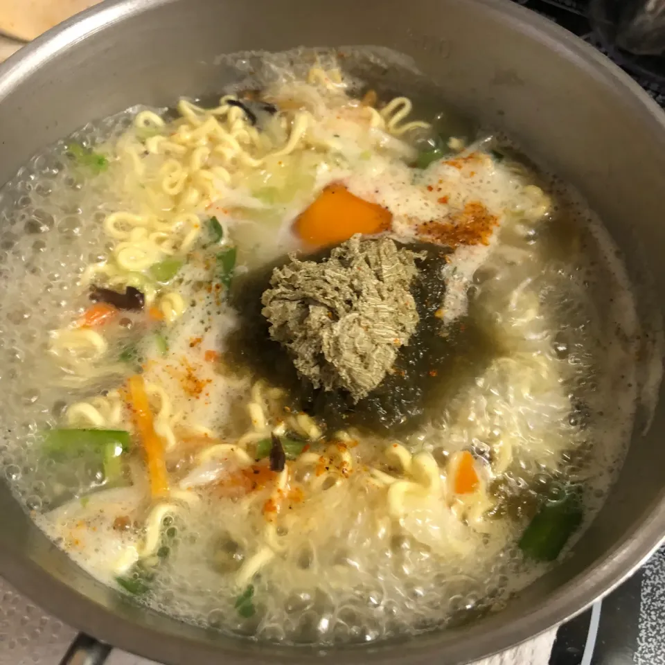 Snapdishの料理写真:カップラーメンを煮てみた🍜|Jean Nobyさん