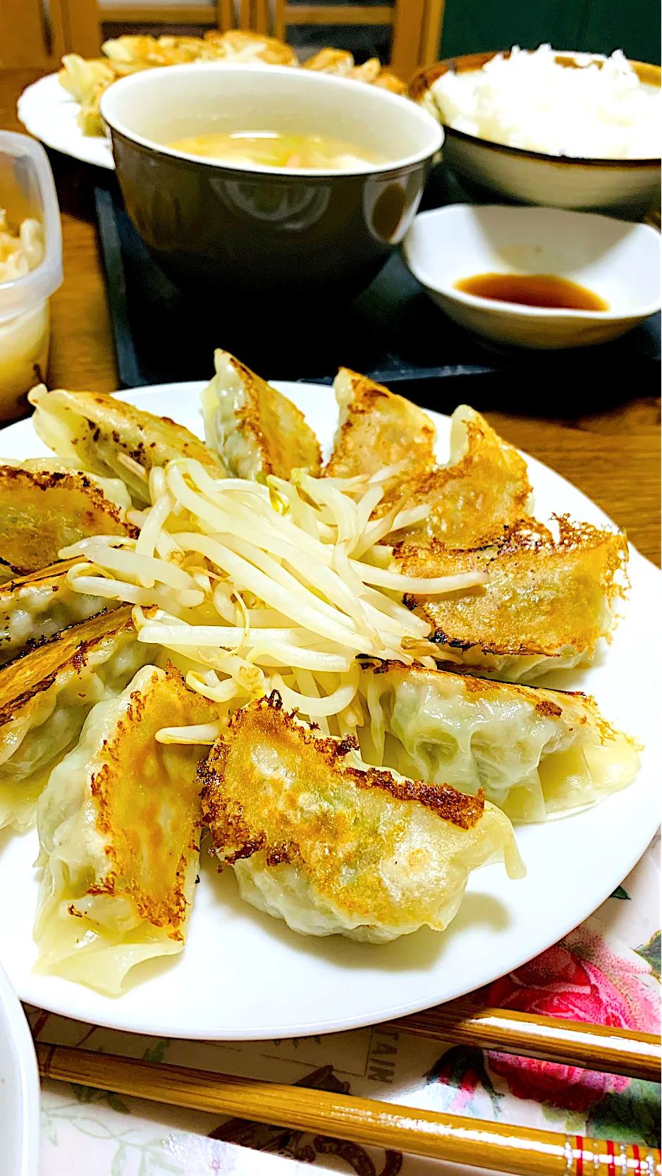 手包み餃子🥟　浜松餃子のようにもやしを添えて。|ちはるさん