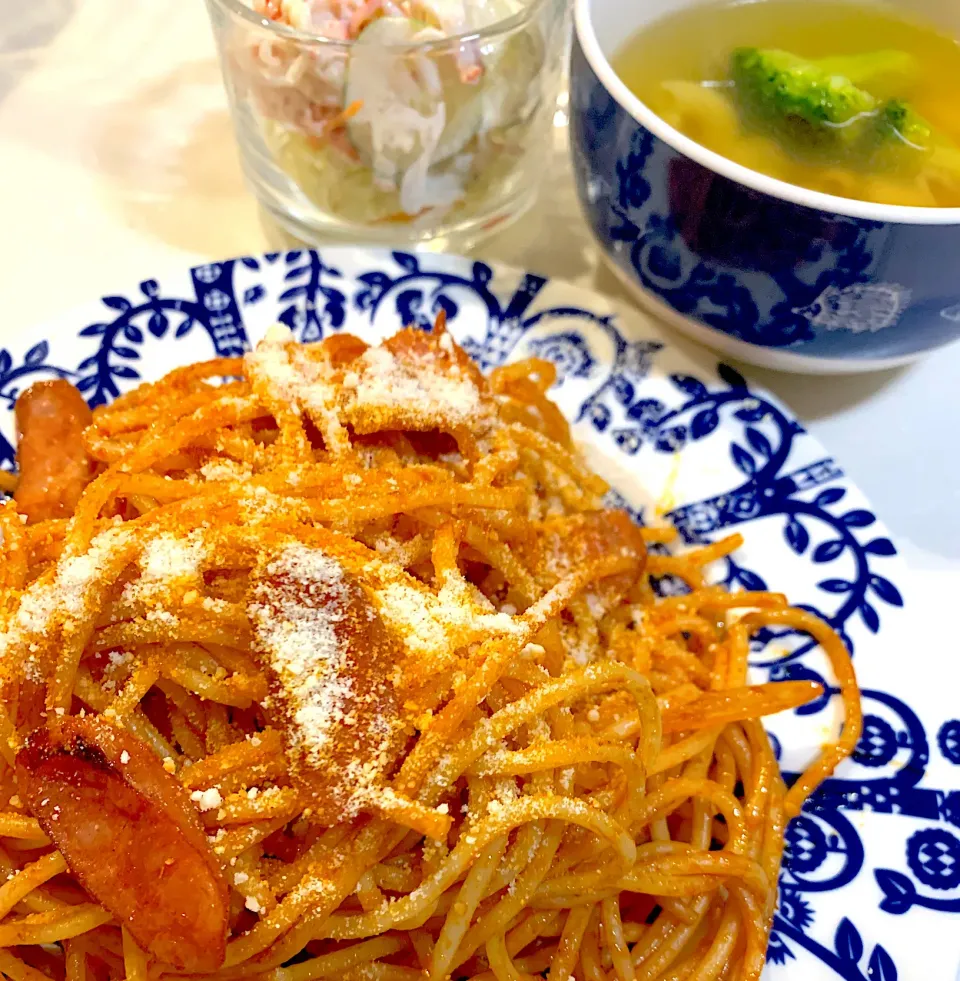 夜ご飯😉ナポリタン、カニカマとキャベツのサラダ、野菜スープ|とまこ(*^o^*)さん