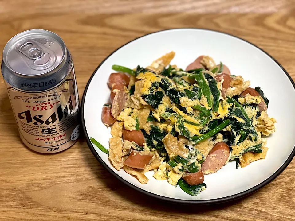 Snapdishの料理写真:☆ウインナーほうれん草卵炒め ☆ビール🍺|まぁたんさん