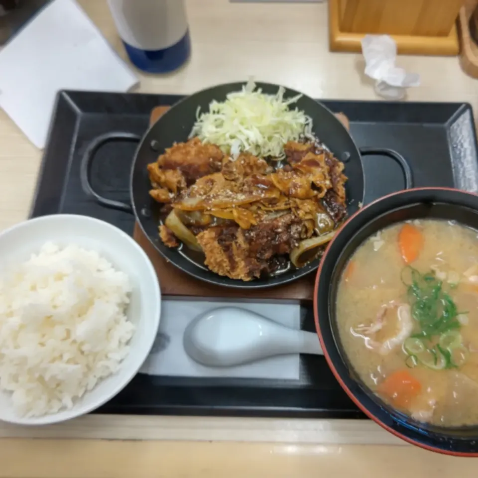 豚肉たっぷりデミチキンカツ定食|アクちゃんさん