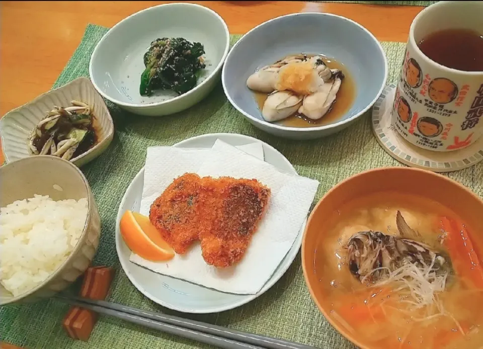 晩ごはん🎶ふわふわ鯵フライ・かますご入りもずく酢・ほうれん草のナッツ和え・牡蠣の酒蒸し・鯵のあらとつみれのお味噌汁🐟🍚|氷魚(ひお)さん