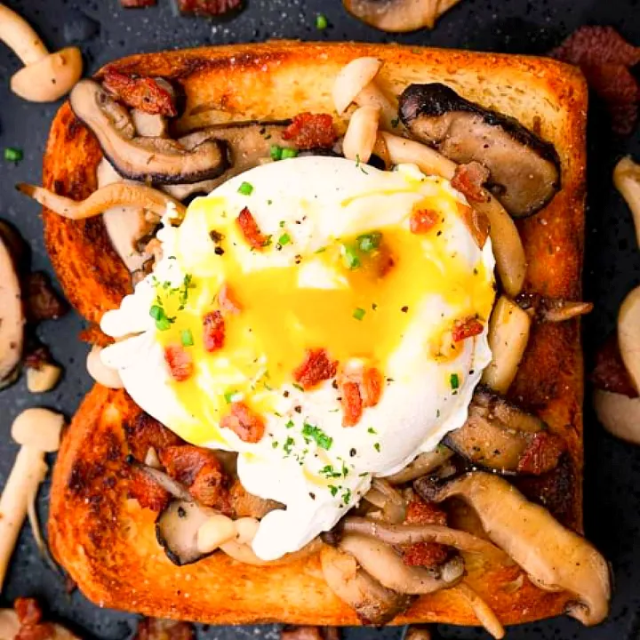 toast brioche bread with wild mushroom and crispy bacon poached egg|chef chanさん