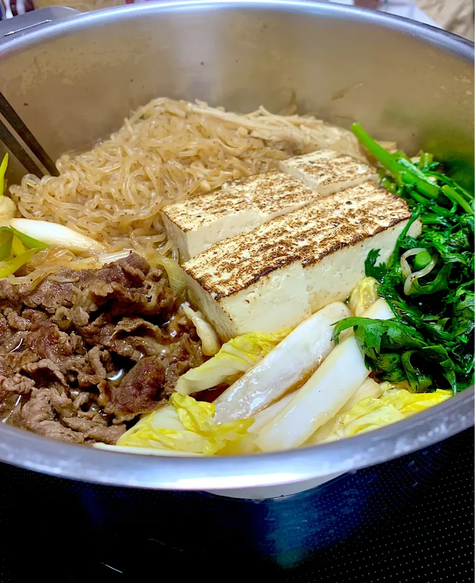 Put my SUKIYAKI with thinly sliced beef loin, broiled firm tofu, konjac noodles and watercress.|gonbenさん