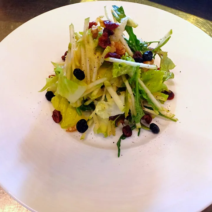 green apple salad with cranberry and apple vinaigrette dressing walnut|chef chanさん