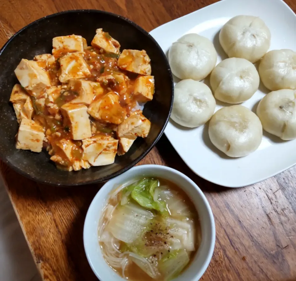 Snapdishの料理写真:麻婆豆腐丼
白菜とビーフンのスープ
肉まん|たつかばさん