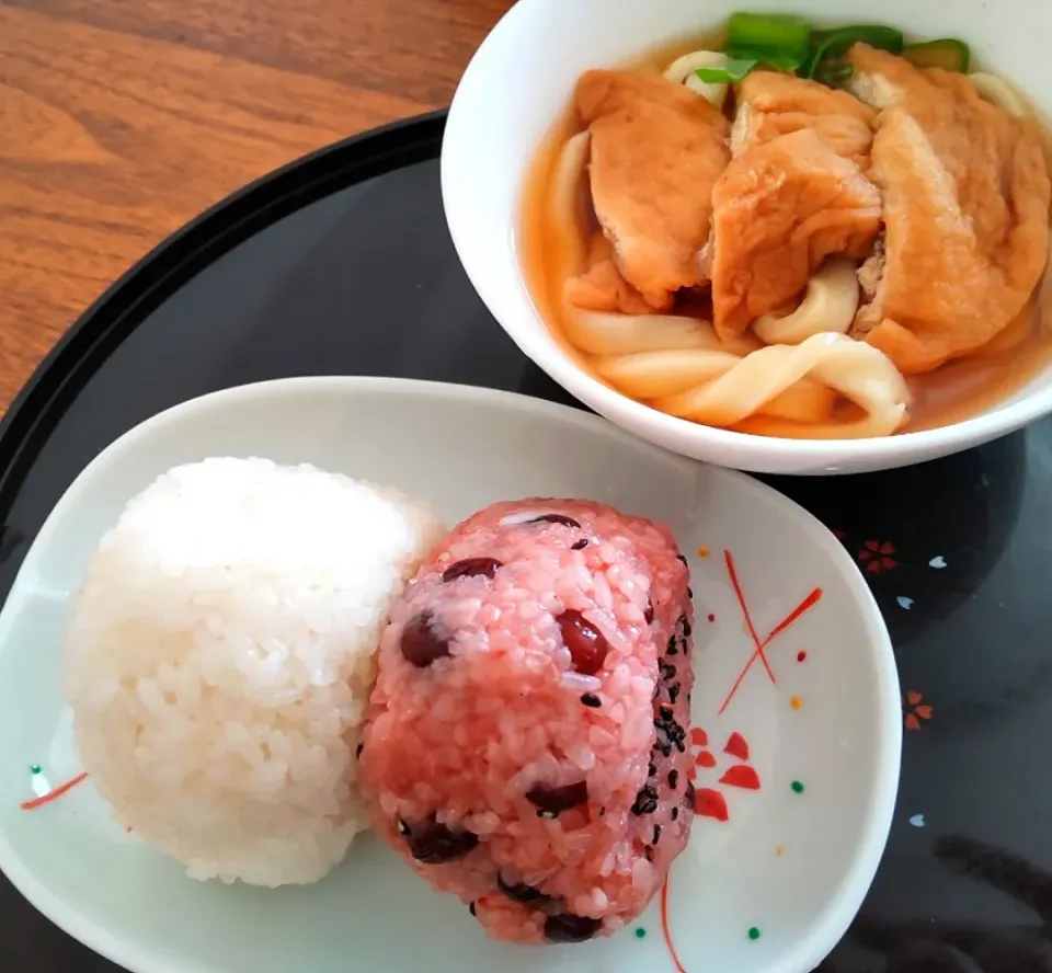 Snapdishの料理写真:お赤飯と鮭のおにぎり
きつねうどん|たつかばさん