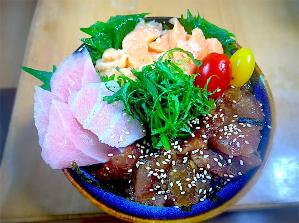 目鉢鮪大トロ&目鉢鮪づけ&サーモン塩ユッケてんこ盛り丼　(一人前約330円と超超リーズナブル)|やまひろさん