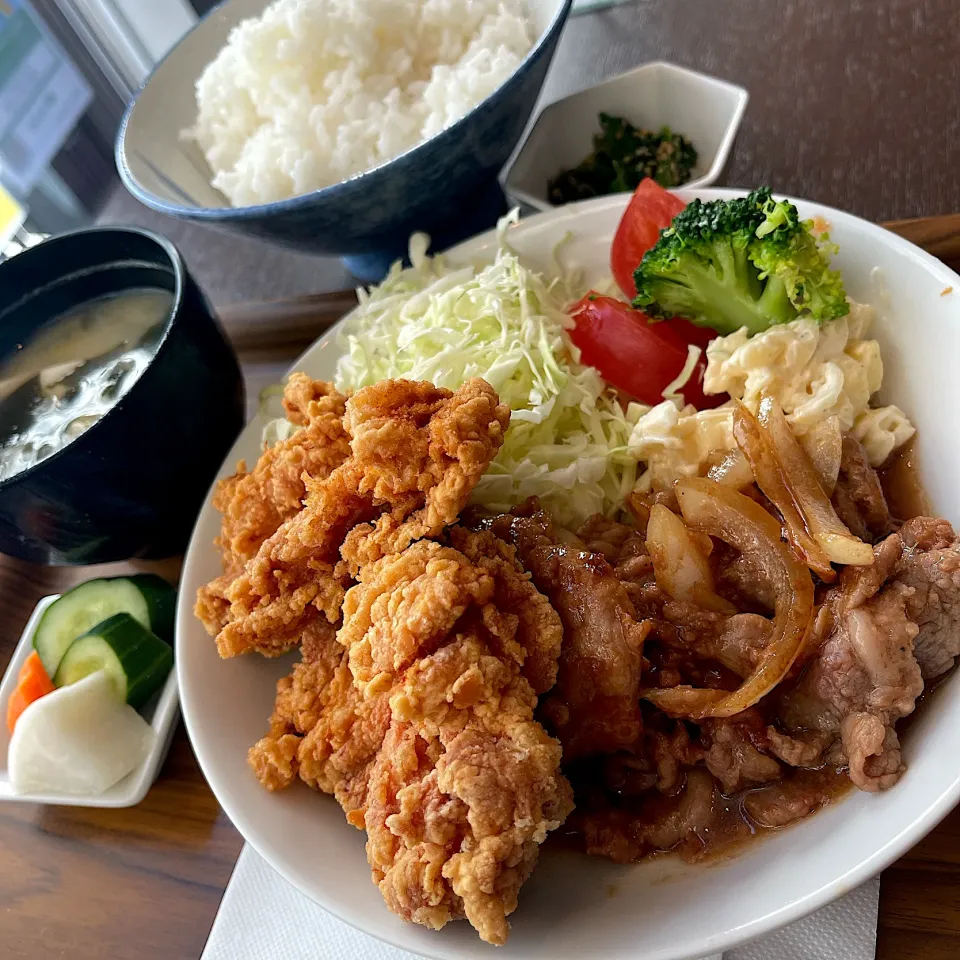 Snapdishの料理写真:豚生姜焼きと鶏もも肉の唐揚げ定食@カプリス(月島)|塩豚骨さん