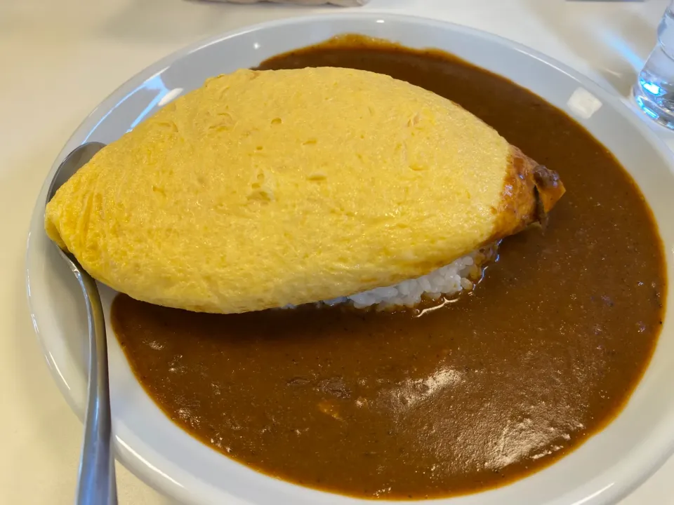 オムレツカレー🥚🍛チーズトッピング🧀中辛🔥|buhizouさん