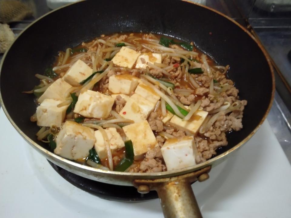 残り物のにらもやしを加えた麻婆豆腐