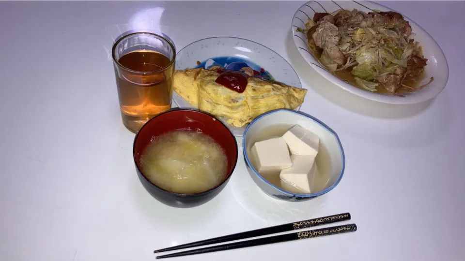 Snapdishの料理写真:晩御飯。🌟ポテトオムレツ🌟鶏と野菜の甘麹炒め🌟温奴🌟みそ汁（キャベツ、じゃが芋）温奴の出汁に甘麹。オムレツのひき肉炒める時に甘麹。鶏肉炒める時に甘麹。ひき肉や、鶏肉は臭み消しになり、温奴の出汁に入れたら豆腐のカドが取れてまろやかになりました。パパさん前言撤回LINEがきました。「明日もお弁当にして」了解👌|Saharaさん