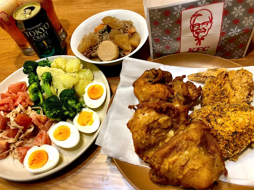 Snapdishの料理写真:ケンタッキーフライドチキンで手抜き晩ご飯　切り干し大根とトマトのサラダ　粉吹き芋|じゅんさんさん