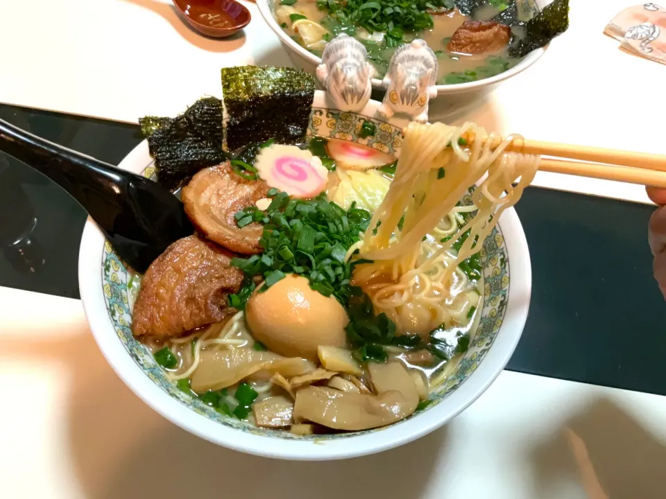 お家で作る熊本豚骨ラーメン
スープにはニラを刻んで、煮卵、ワンタンの皮、メンマ、手作りチャーシュー、ナルト、ワケギをトッピング|Takeshi  Nagakiさん