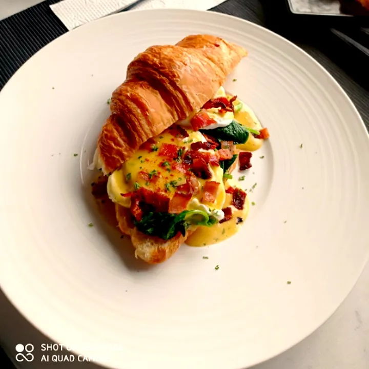 egg benedict croissant with bacon poached egg spinach and hollandaise sauce|chef chanさん