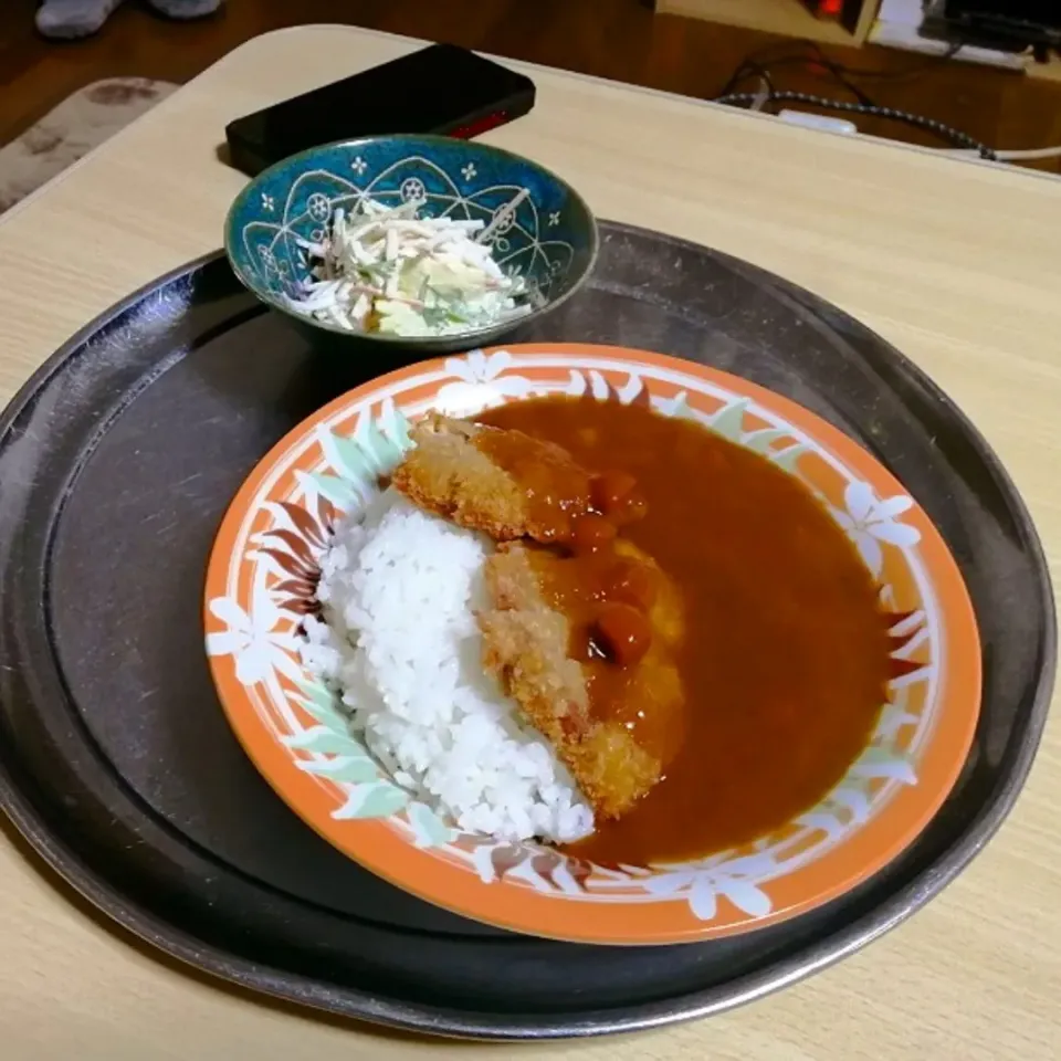 カツカレーと大根サラダ。

大根サラダは、塩コショー味の素マヨネーズごま油味です。
酒のつまみ味!|ariyo4200さん