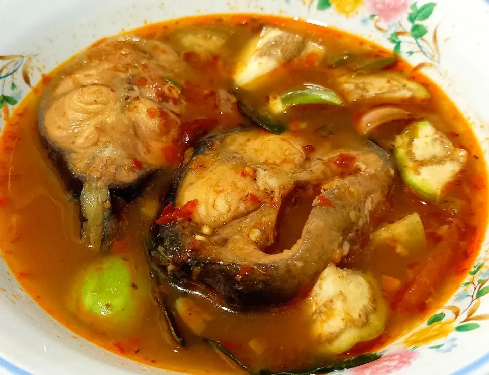 Snapdishの料理写真:Kaeng PA Pla Dook (Spicy Red Curry of Cat Fish)|🌿Veerapan Mu🌿さん