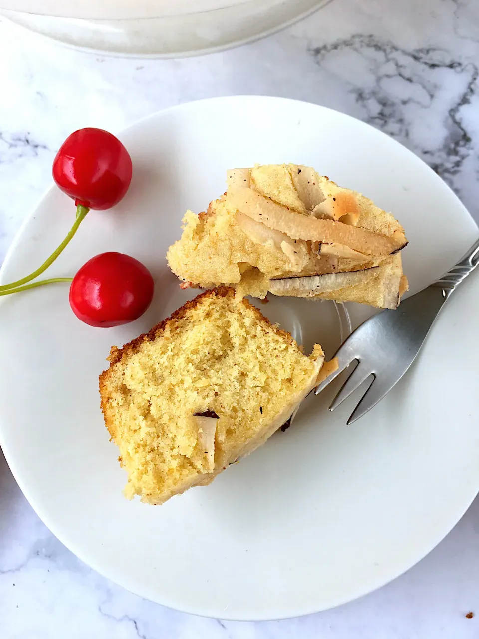 Snapdishの料理写真:Vanilla cake with coconut toppings|bake with candyさん