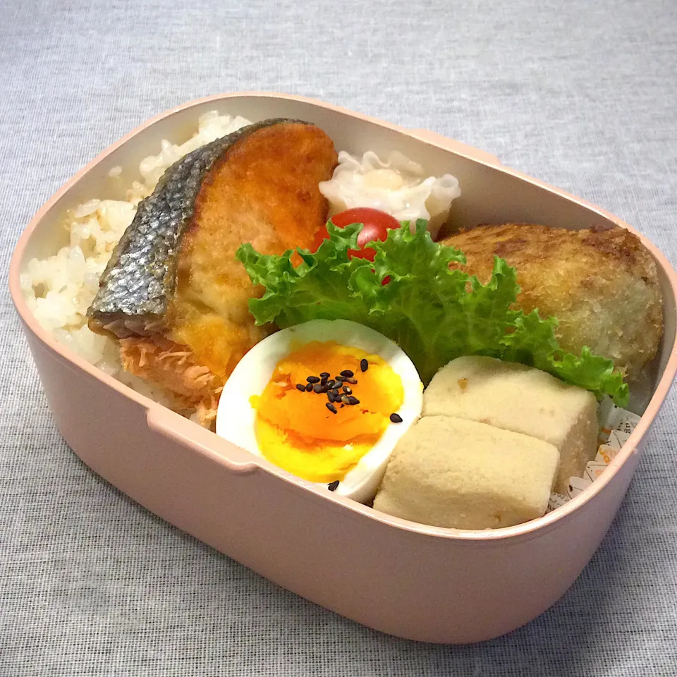 Snapdishの料理写真:長女のJK弁当〜　鮭とコロッケ|yukoさん