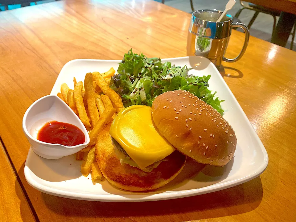 Grilled portobello mushrooms in double cheese burger with french fries and mesclun salad|skyblueさん