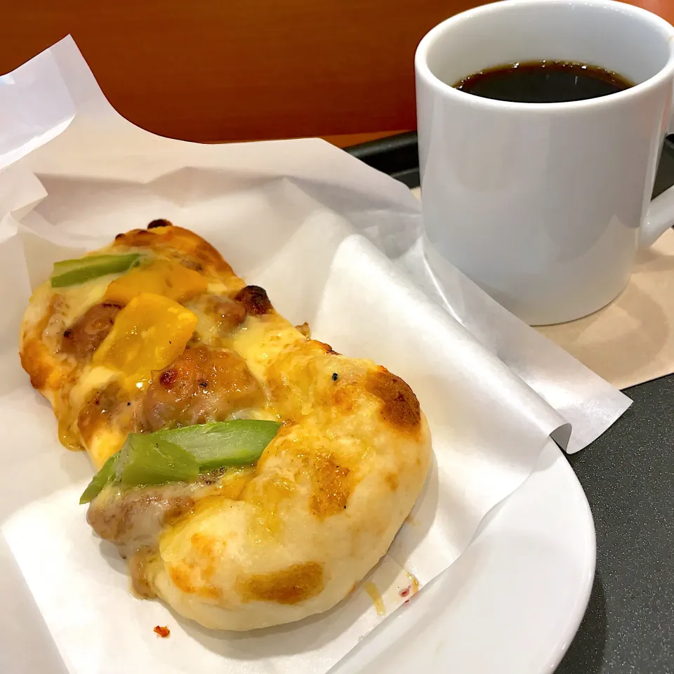 Snapdishの料理写真:ワンハンドピザ〜照焼きチキン&チーズ〜
ブレンドコーヒー|T. Wonderさん