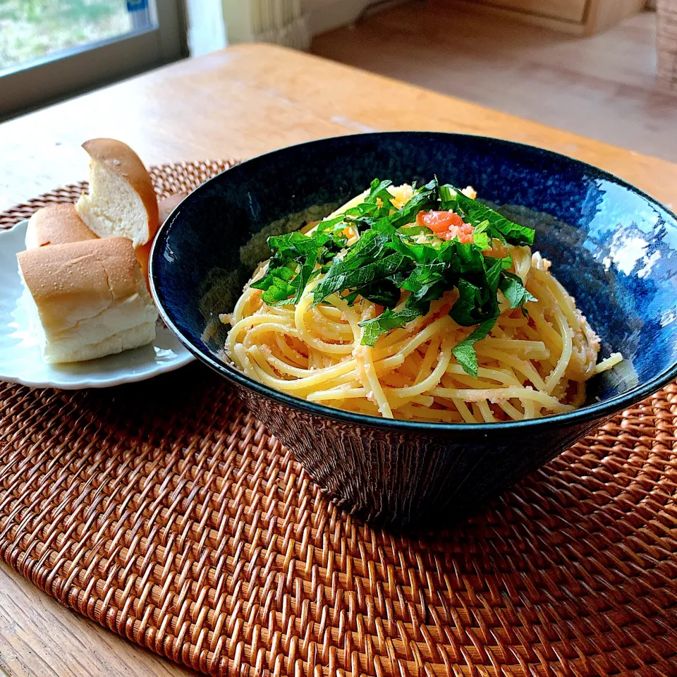 Snapdishの料理写真:たらこ紫蘇パスタと給食のパン✴︎|あやみんさん