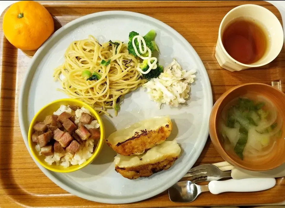 小松菜たらこスパゲッティーと豚どんぶりと白菜サラダ|きむめぐさん