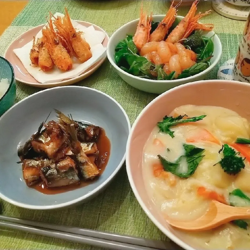 Snapdishの料理写真:晩ごはん🎶鰯の甘露煮・甘海老のユッケサラダ・甘海老の頭の唐揚げ・昨日の残りの海鮮シチュー🐟🍚|氷魚(ひお)さん