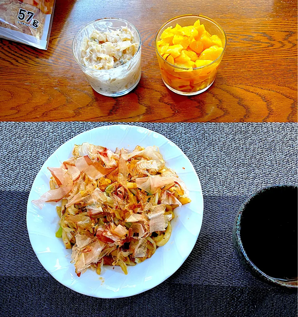 Snapdishの料理写真:焼きうどん焦がし醤油はなかつおかけ、漬物|yakinasuさん