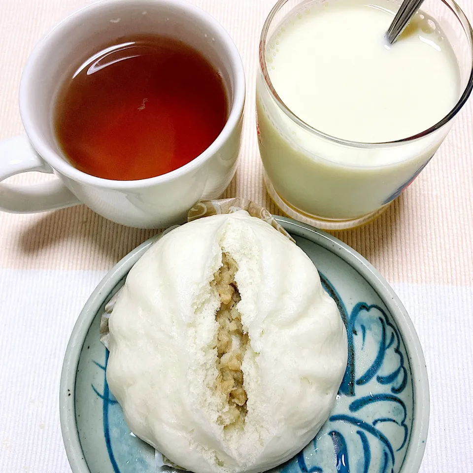 Snapdishの料理写真:肉まんと紅茶|akkoさん