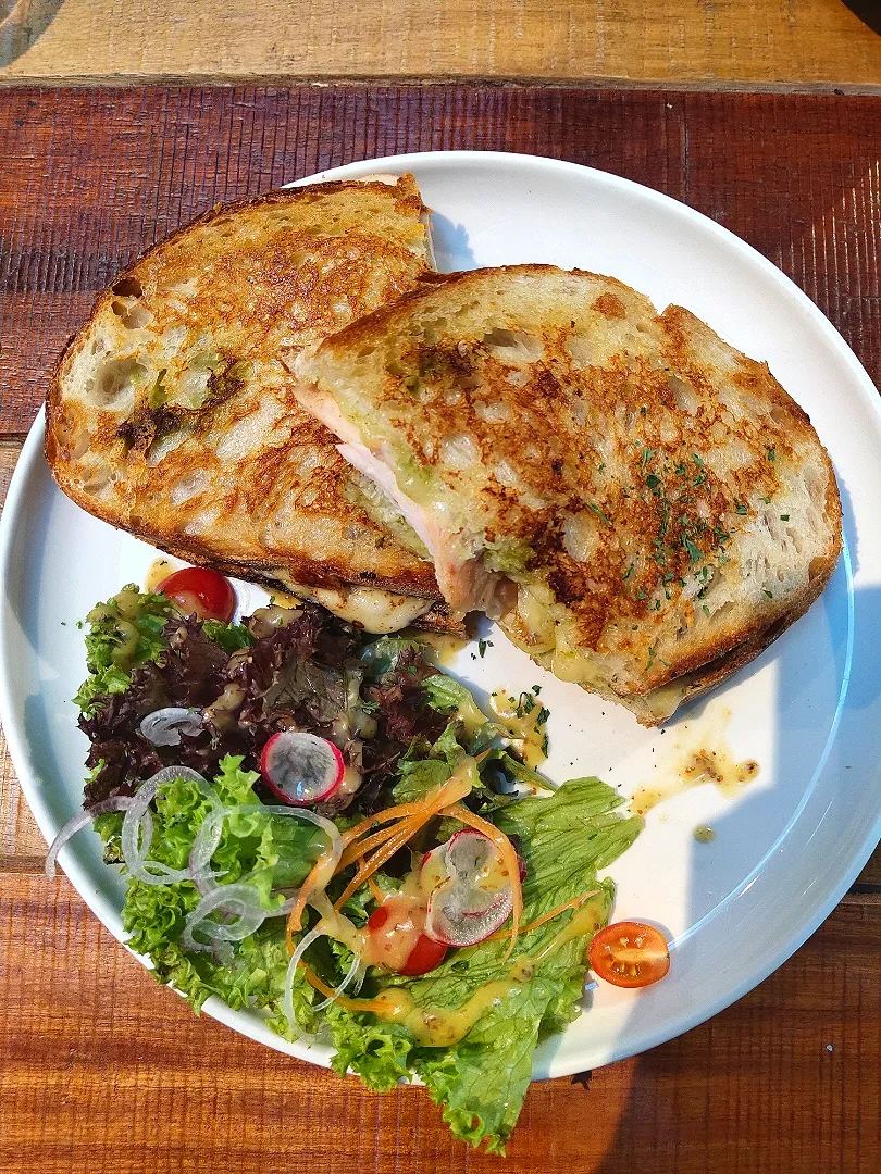 Snapdishの料理写真:chicken toastie with mozarella|Natassjatayさん