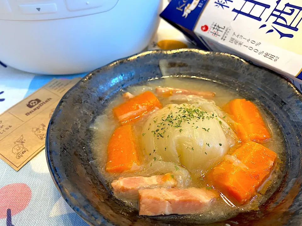 Snapdishの料理写真:糀甘酒で玉ねぎ丸ごとスープ|こずりんさん