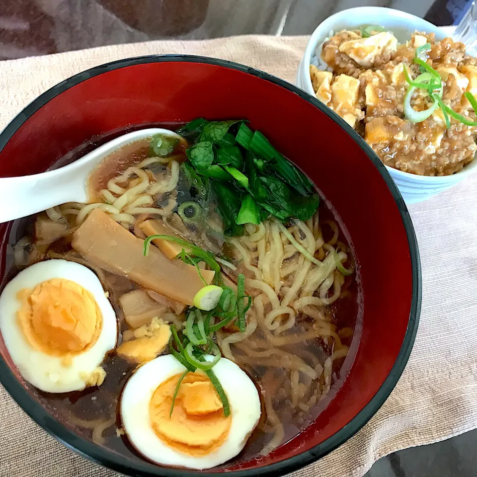 Snapdishの料理写真:醤油ラーメンと麻婆丼|純さん