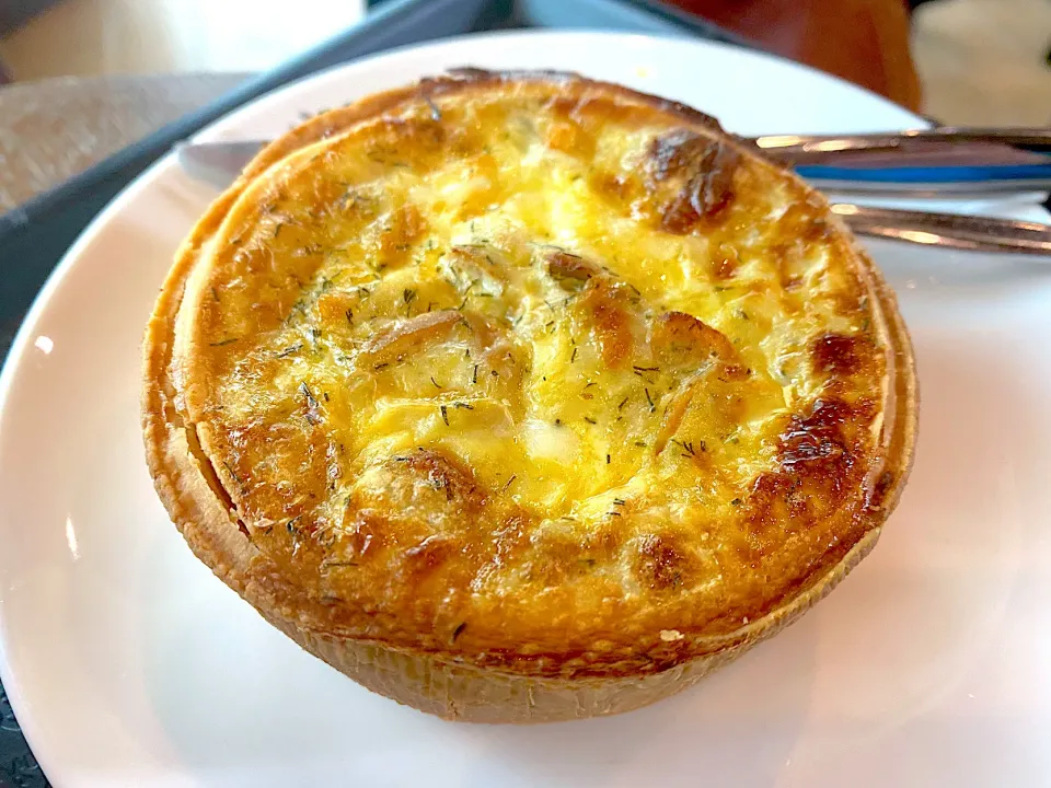 Salmon and cheese quiche|skyblueさん