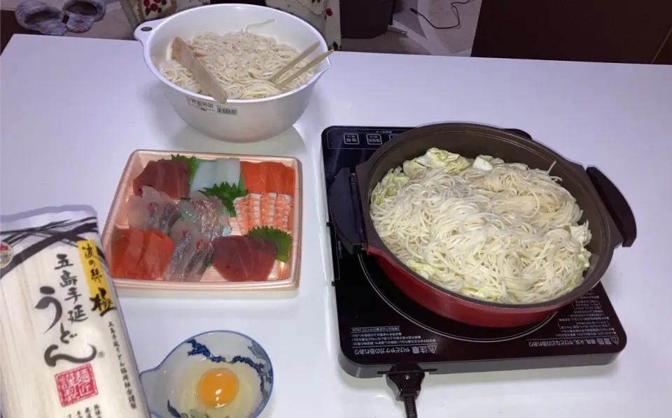 今日は「五島うどん」で、地獄炊き。気持ち程度にカットキャベツを入れて。母以外は、ご飯も。パパが買ってきてくれた刺身と。うどんは4袋湯がきました🤣|Saharaさん