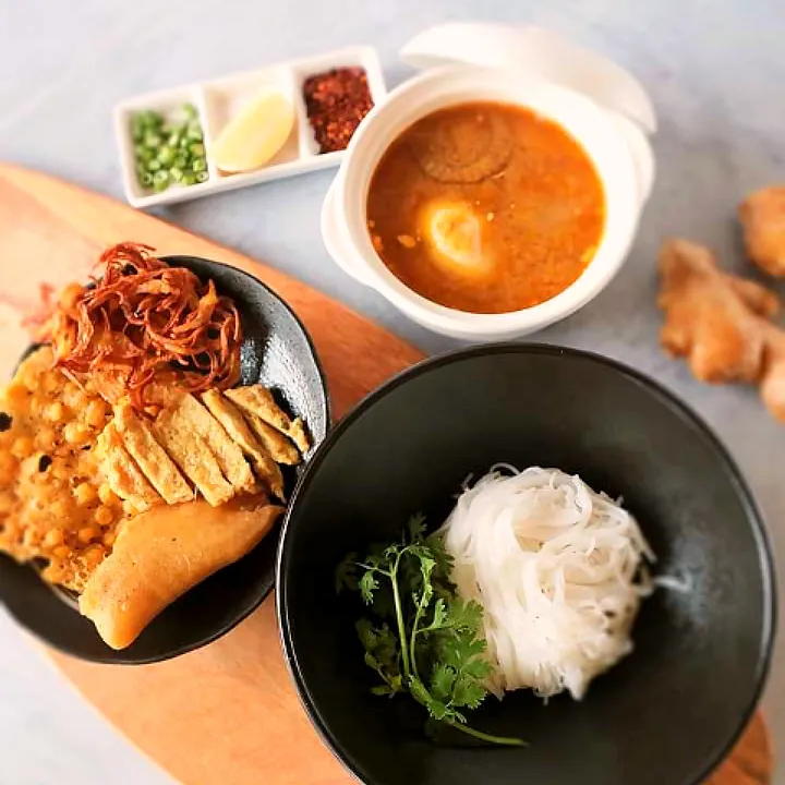 Snapdishの料理写真:myanmar (moat hin gar)with river fish soup and crispy fried vegetable|chef chanさん