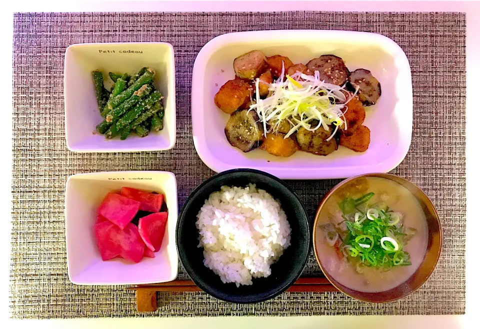 茄子と胸肉のごまポン炒め、いんげんの胡麻和え、赤蕪の漬物、ごはん、粕汁|keychanさん