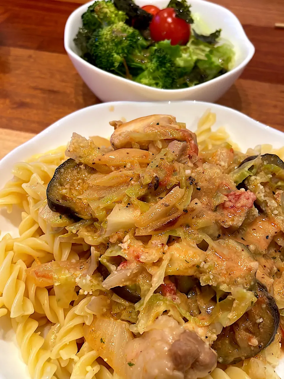 鶏肉と茄子のトマトクリームパスタ　サラダ|とゆあさん