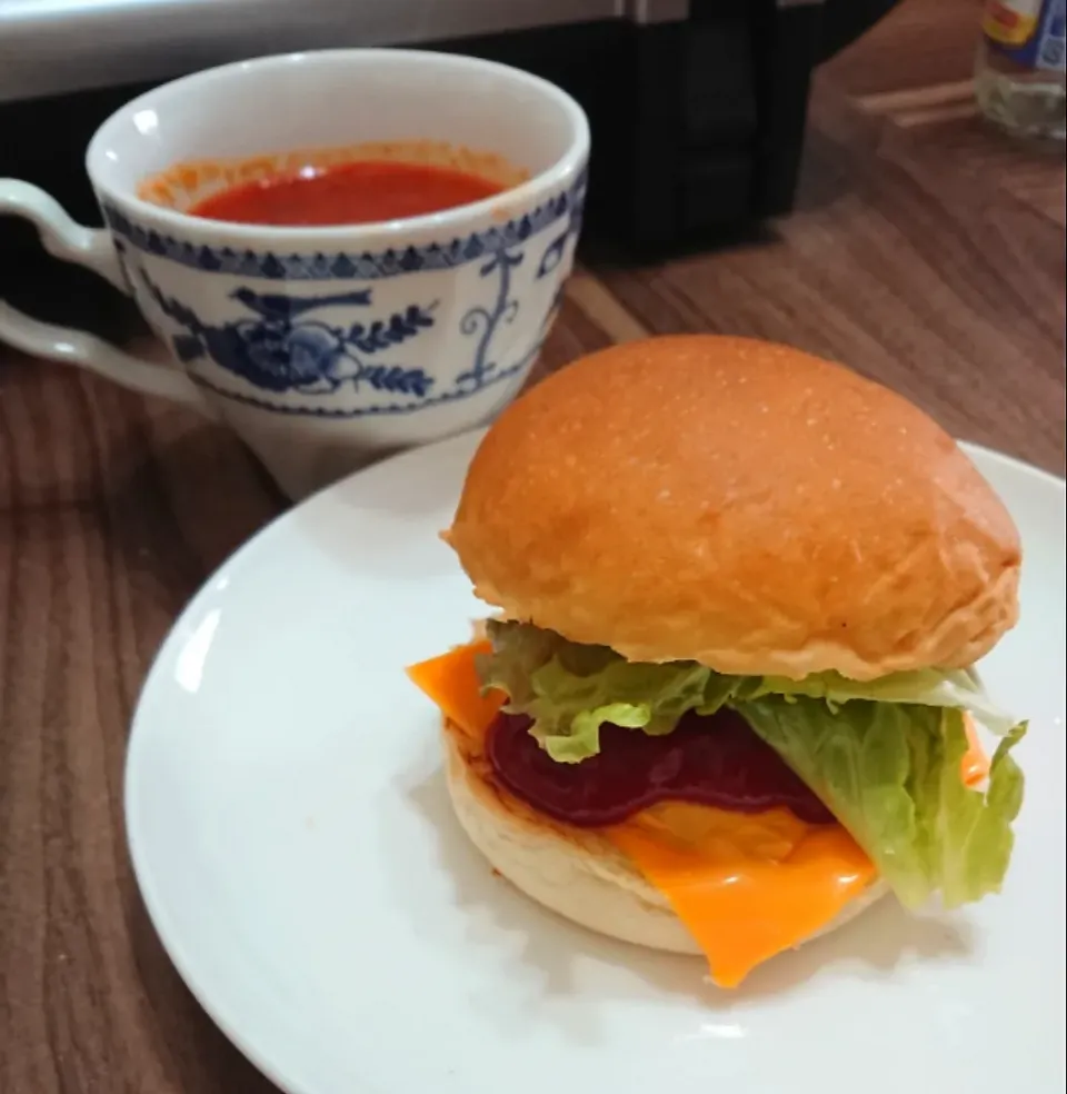 Snapdishの料理写真:ホットプレートでハンバーガー屋さんごっこ|ゆりちさん