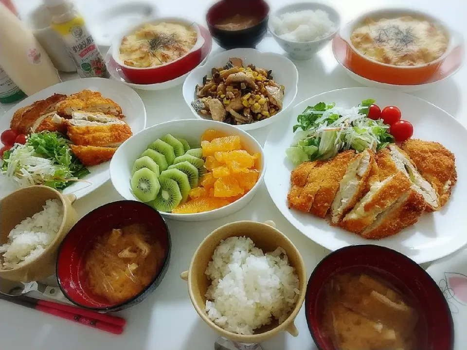 夕食(*^^*)
チーズササミカツ&サラダ🥗
鮭とコーンとしめじのバター醤油炒め
ベーコンポテトグラタン
キウイ🥝とテコポン
お味噌汁(大根、油揚げ)|プリン☆さん