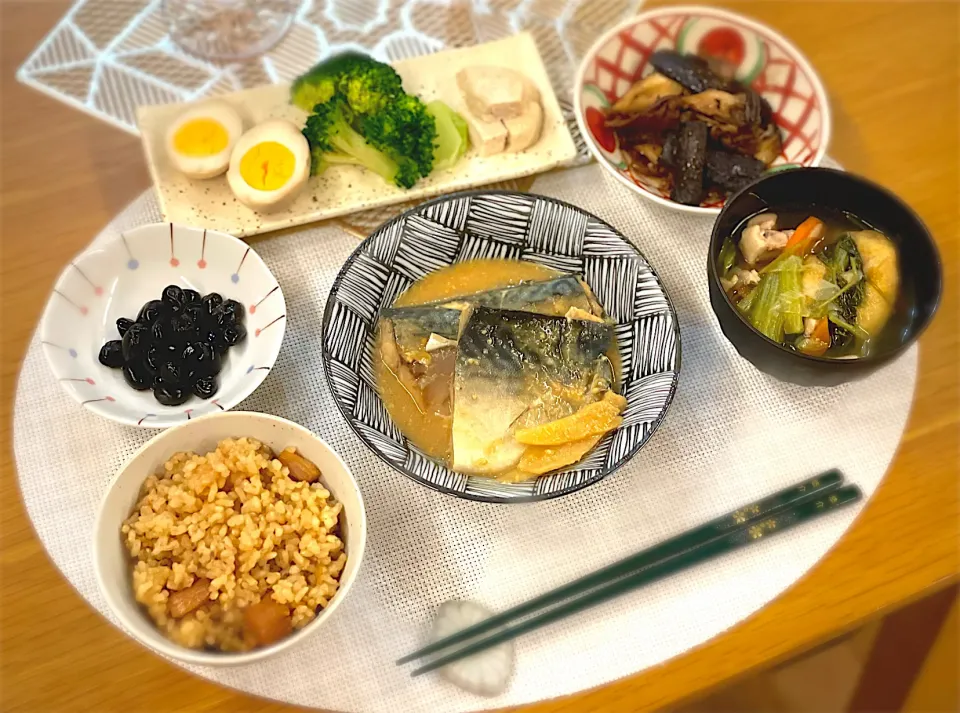 鯖味噌煮　帆立炊き込みご飯　黒豆　煮卵　ブロッコリー　サラダチキン　茄子エリンギ豚肉豆豉醬炒め　けんちん汁|nana 🍅さん