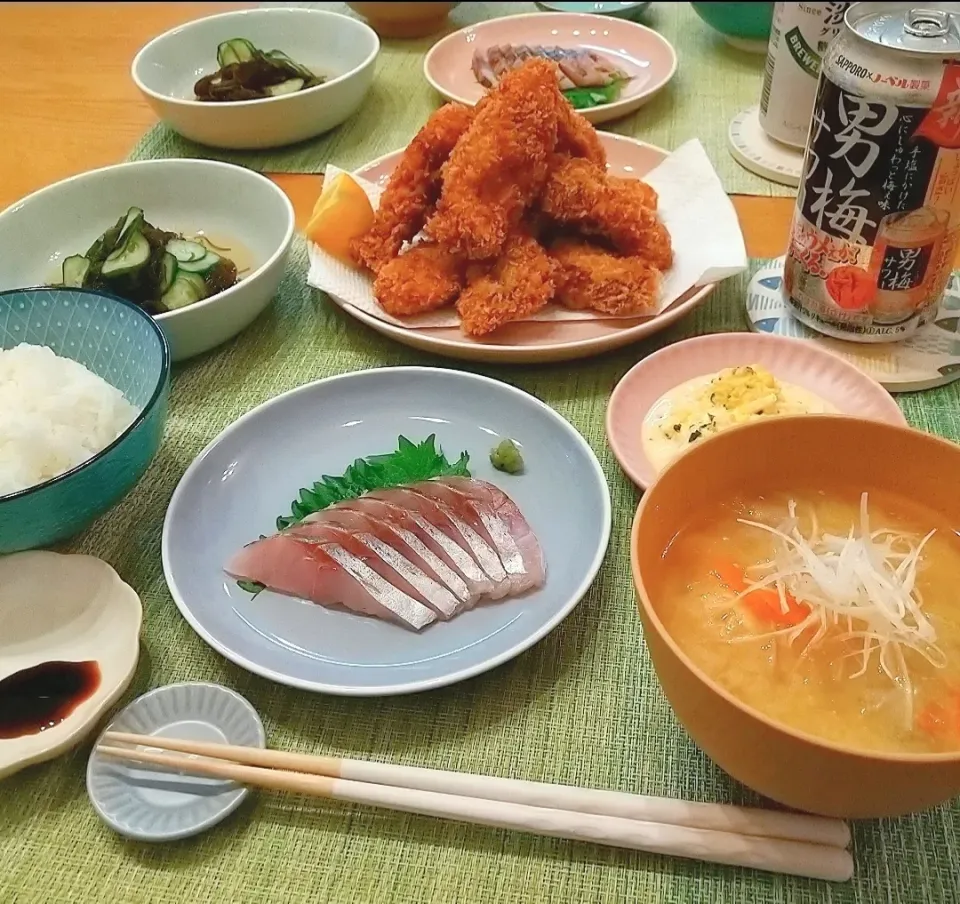 晩ごはん🎶牡蠣🦪がデカ過ぎ❗❗牡蠣フライタワー🦪・手作りタルタル・長崎産鯵のお刺身・鯵のあらとつみれのお味噌汁・胡瓜もずく酢🐟🍚|氷魚(ひお)さん